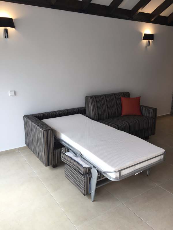 Sofá con dos camas modelo Urban Premium, abierto, en el complejo hotelero Sands Beach Resort de Lanzarote