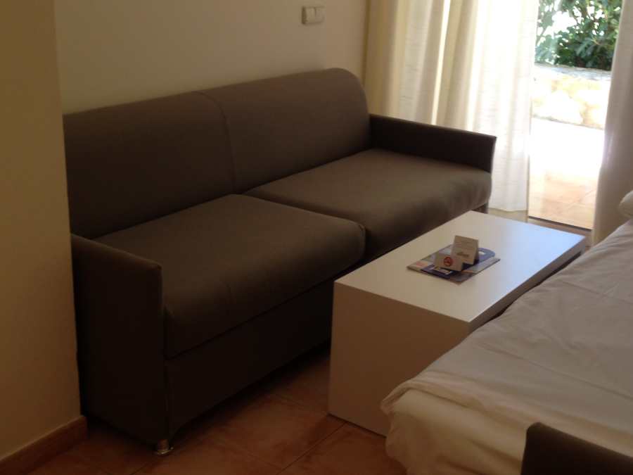 Nuestro sofá cama SUMATRA en el Allsun Hotel Mar Blau de Cala Millor en Mallorca. Euroconvertibles, fabricante de sofás cama.